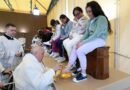 El Papa lavó los pies de 12 mujeres detenidas en una cárcel de Roma