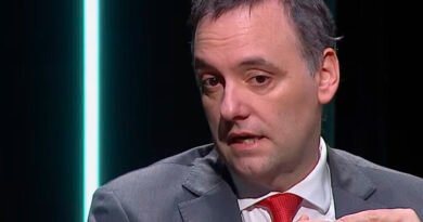 Insólito: Manuel Adorni pisa fuerte en la TV Pública y se autoinvita a una entrevista íntima